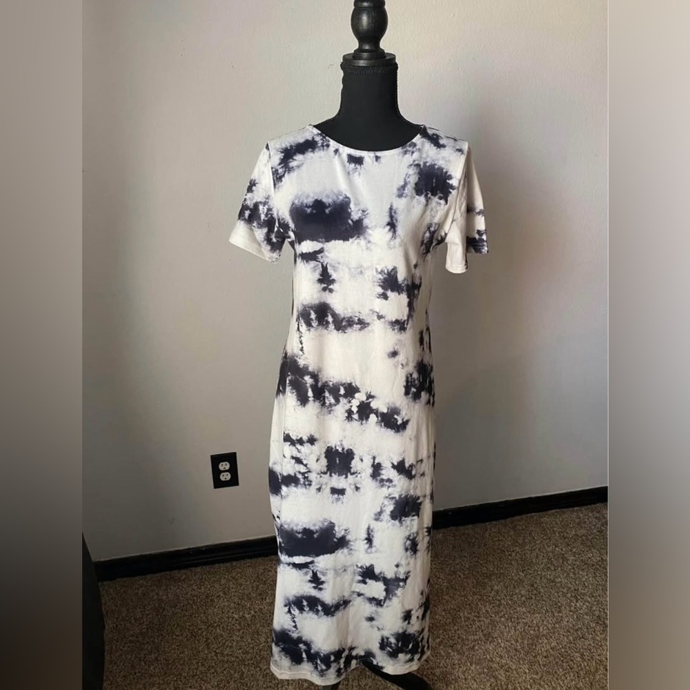 Elegant Tie-Dye Maxi Dress